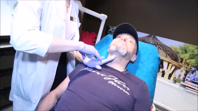 Krzysztof Rutkowski przeszedł wiosenną metamorfozę twarzy i szyi