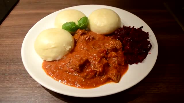 Gulasz wołowy z pomidorami