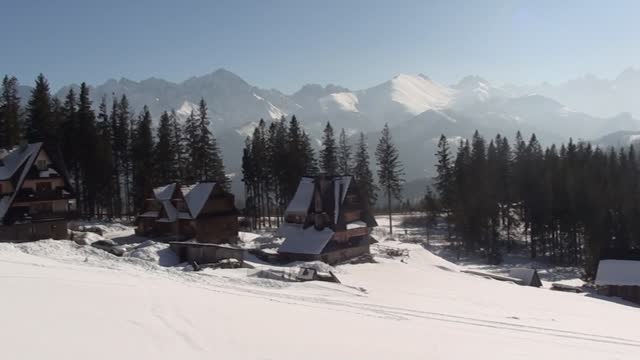 Zakopane: Zimowa panorama Tatr w słońcu