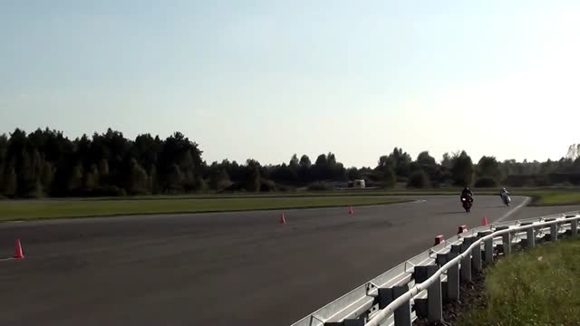 Trening motocyklowy na torze wyścigowym