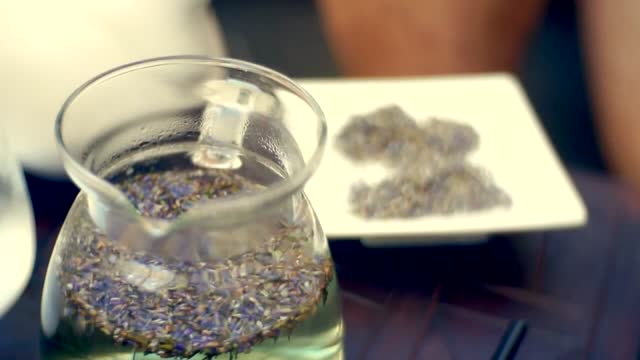 Przepis na mrożoną herbatę z lawendy