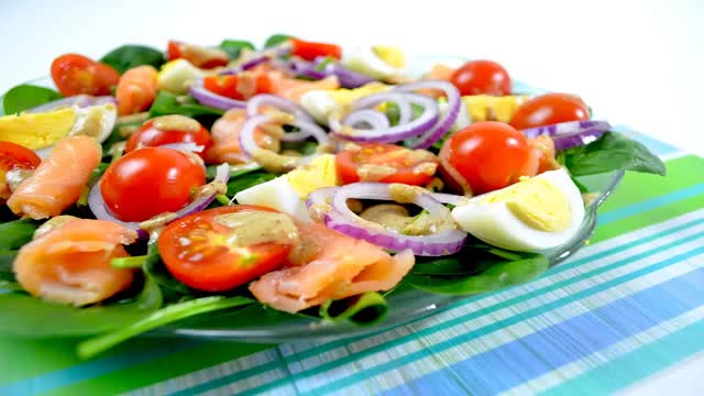 Sałatka ze szpinakiem i wędzonym łososiem