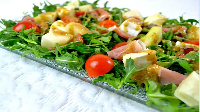 Sałatka z rukolą, szynką szwarcwaldzką i serem camembert