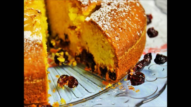 Żółte ciasto z suszoną żurawiną i cytryną